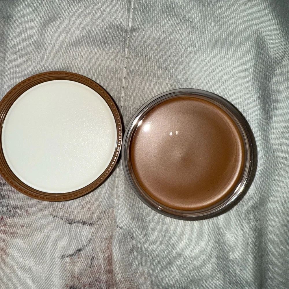 Anastasia Beverley Hills Cream Bronzer in “Amber”
